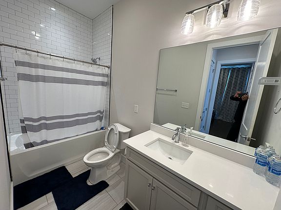 3rd image of 1705B Cass St #B