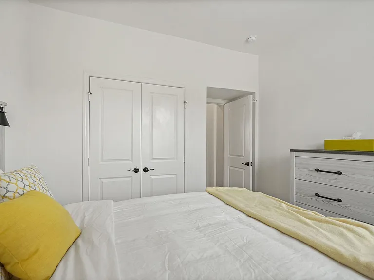 Room 2; queen bed
