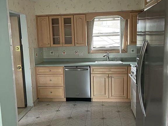3rd image of 4312 161st St Floor 2