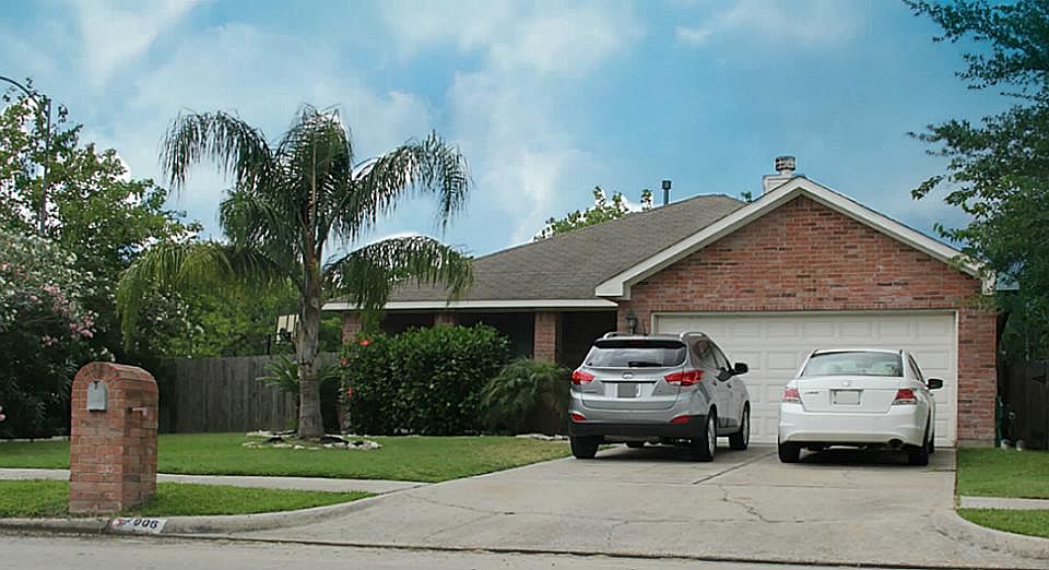 1st image of 906 Bacliff Dr