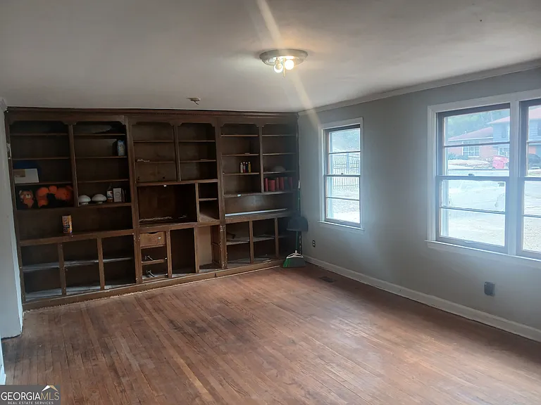 1387 Dewey St — Photo 2