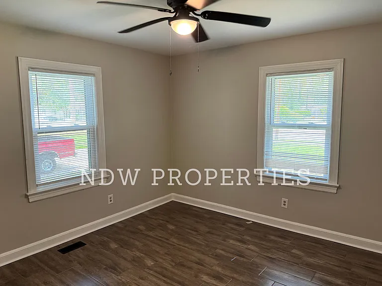 1604 Barnes St — Photo 11