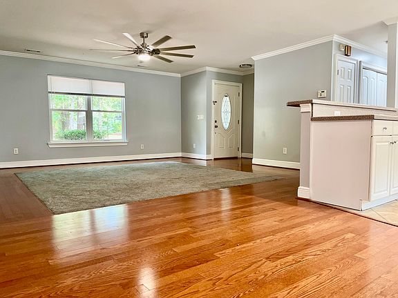 4th image of 401 Maplewood Dr NW