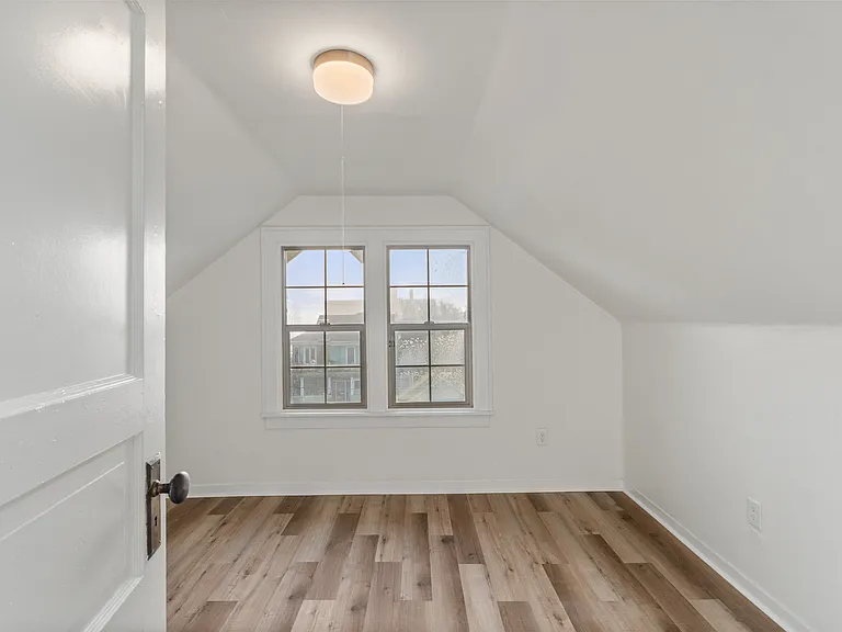 107 W 4th St #D — Photo 21