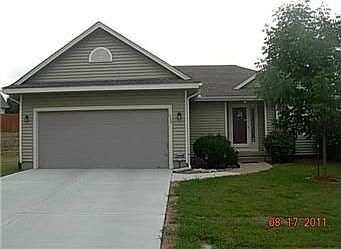 1st image of 1033 NE Queens Cir