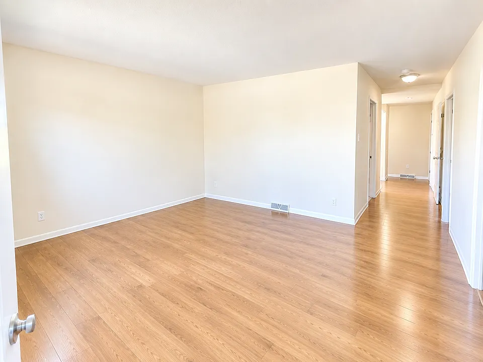 1086 Bayless Pl