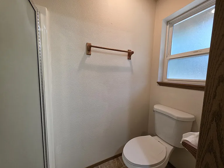 384 Selkirk Dr — Photo 17