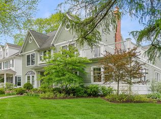 32 McIntosh Ave, Clarendon Hills, IL 60514