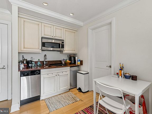 5th image of 1701-15 Locust St Unit 2006