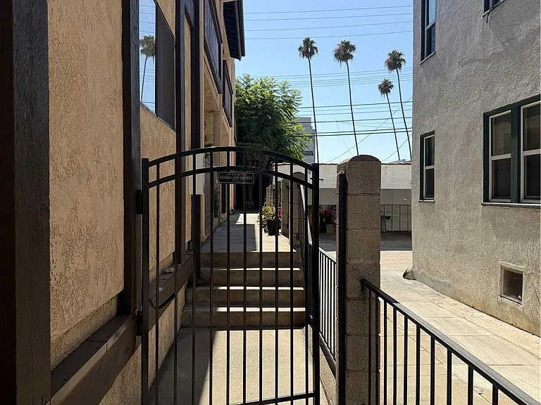 1137 N Maryland Ave #5 — Photo 34