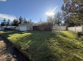 3863 Vista Dr, North Bend, OR 97459