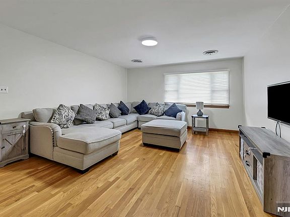4th image of 167 Paterson Ave