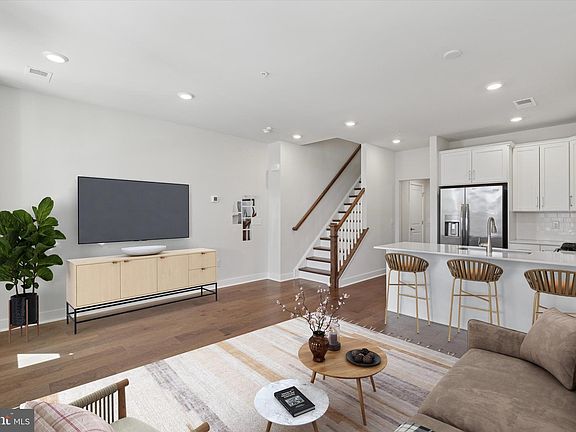 3rd image of 389 Foundry St