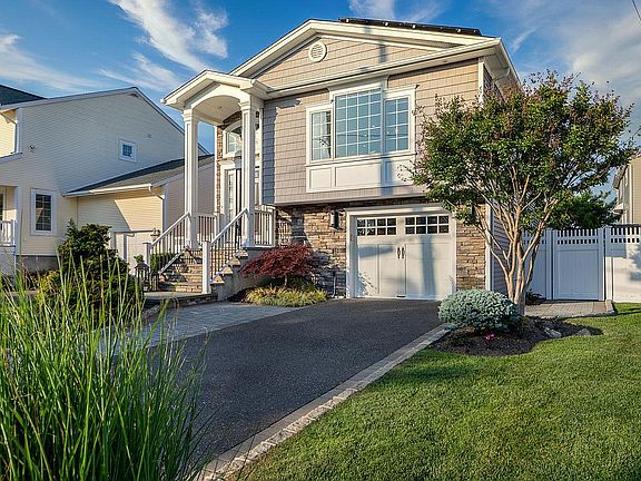3rd image of 76 Greatwater Ave