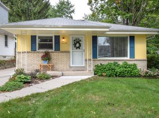 2633 N 115th St, Wauwatosa, WI 53226
