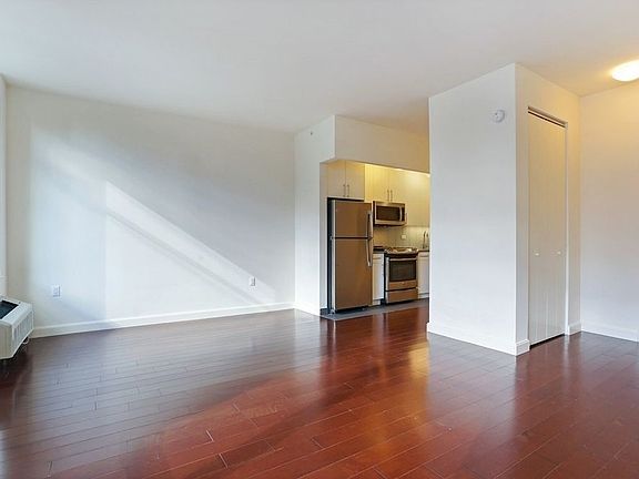 3rd image of 81 Fleet Pl APT 4R