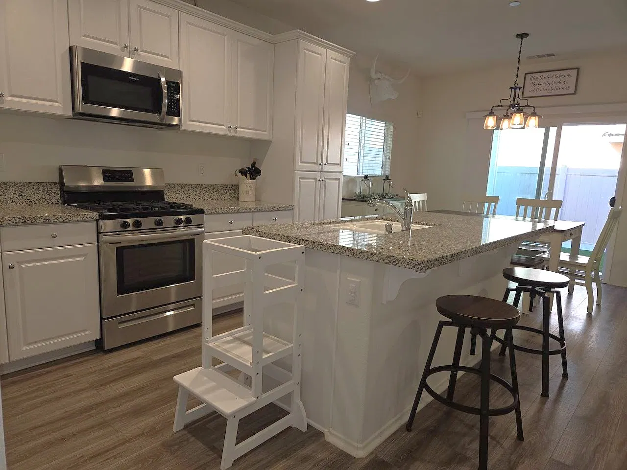 4 bed, 1911 sqft, $3,800 — Photo 2