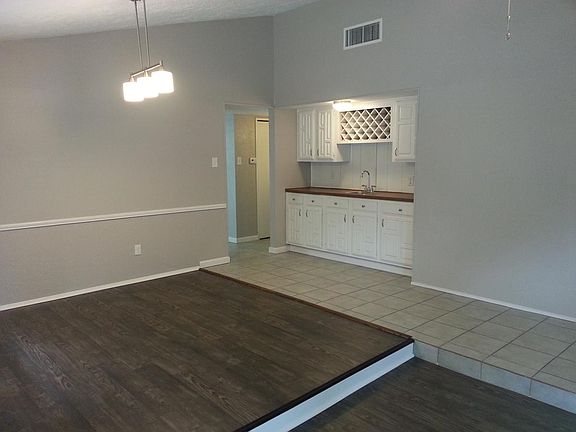 Dining Area & Wet Bar