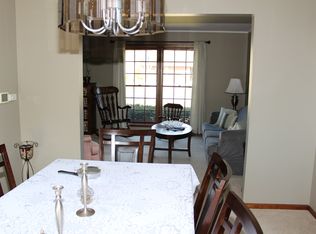 109 Buckingham Ct, Elk Grove Village, IL 60007