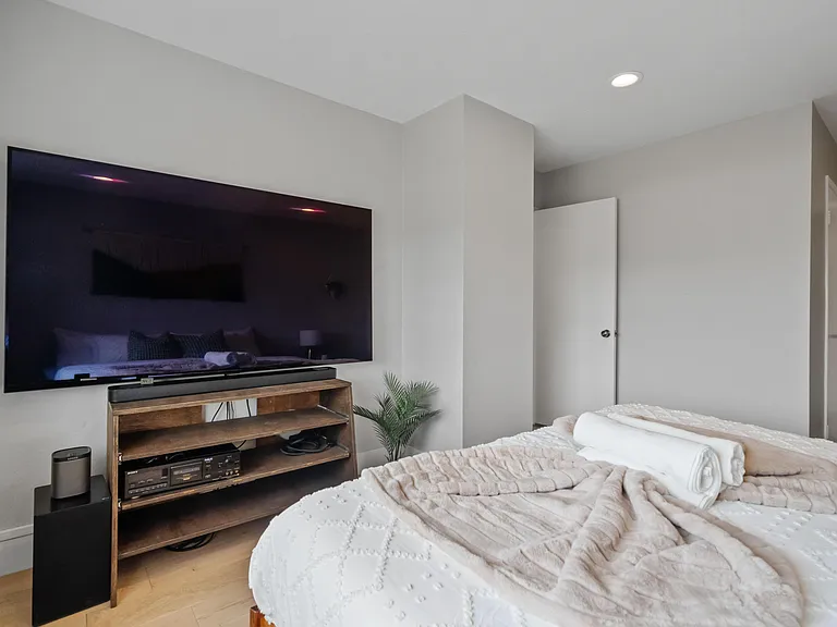 Whether you're catching up on your favorite shows, indulging in a movie marathon, or unwinding with soothing music before drifting off to sleep, this bedroom TV offers endless entertainment possibilities at your fingertips.