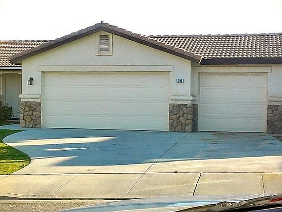 ?????? 3 CAR GARAGE??