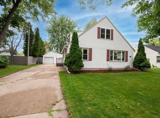 135 W Peckham St, Neenah, WI 54956