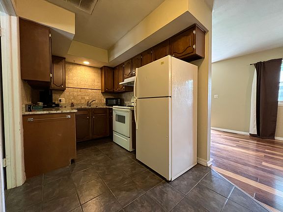 4th image of 1047 E Walnut St #2