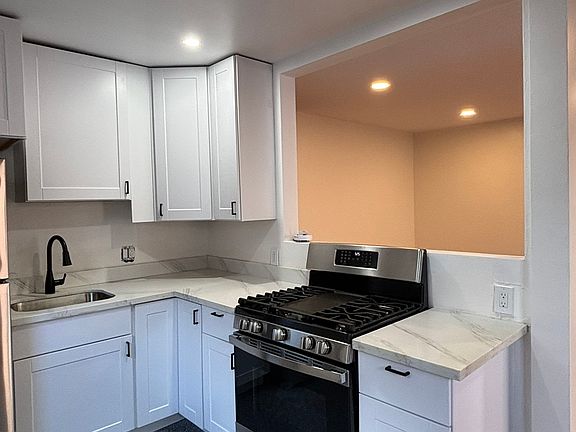 2nd image of 4941 Saratoga Ave #4943