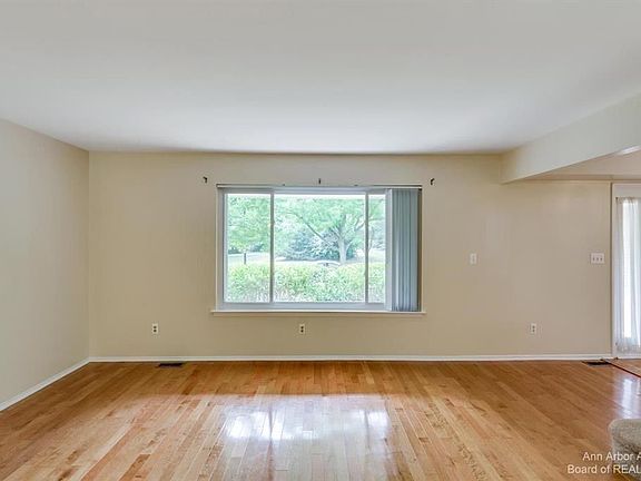 5th image of 2870 Lakehurst Ln