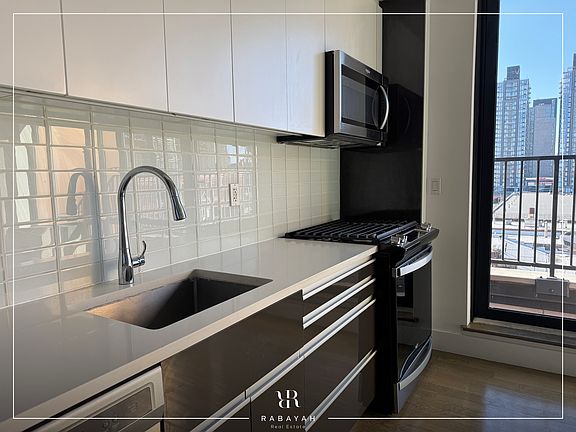 5th image of 255 E 138th St #601