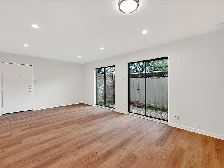 500 N Post Oak Ln — Photo 23
