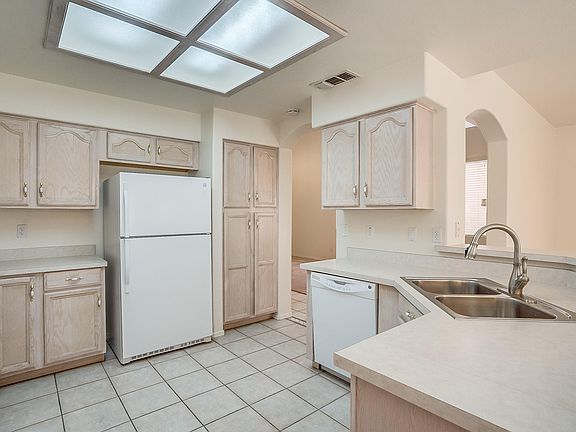 5th image of 3425 E Rockwood Dr