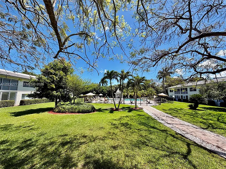 1203 Bahama Bnd #G1 — Photo 34