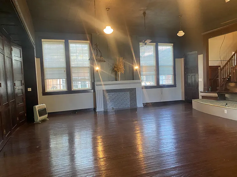 17302 James St — Photo 2