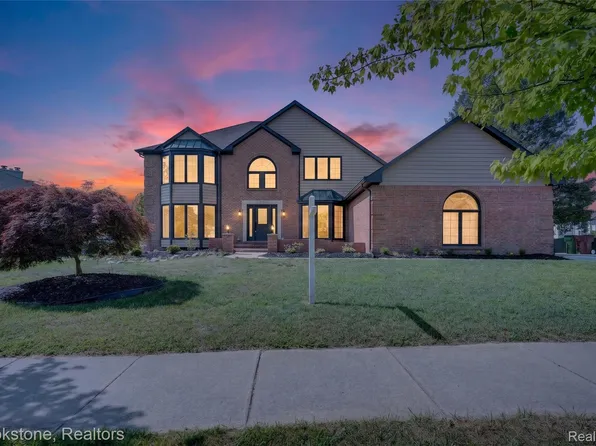 8828 Grace St, Shelby Township, MI 48317