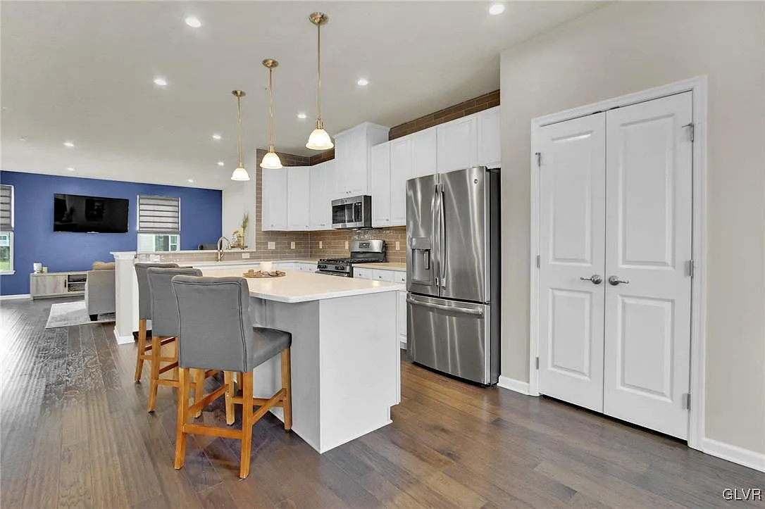 3 bed, 2407 sqft, $3,149 — Photo 4