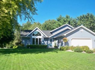 610 Knoll Ter, Waterford, WI