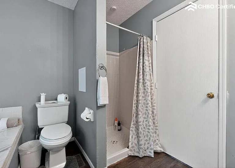 Hallway Bathroom with a tub