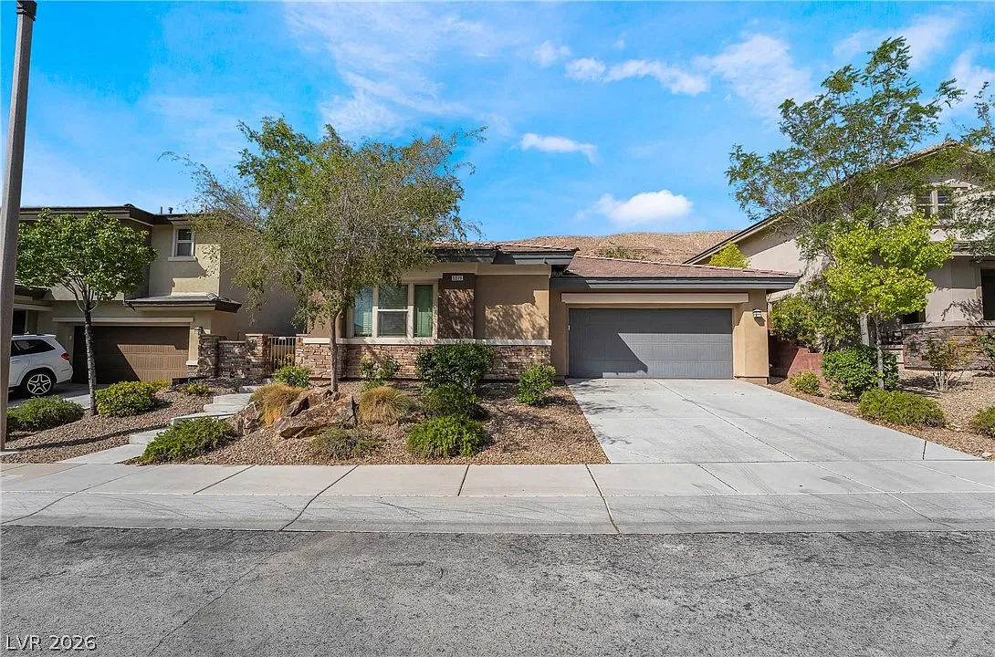 3 bed, 2.0 bath, 1902 sqft, $2,600 — Photo 1