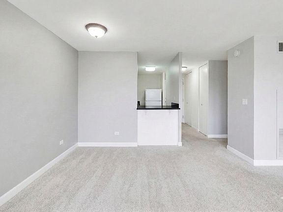 5th image of 444 W Fullerton Pkwy APT 305