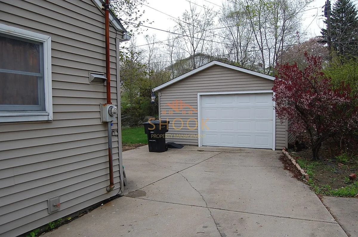 Building Photo - 1031 Tulip Ln