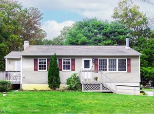 2 Grand St, Highland Lakes, NJ 07422