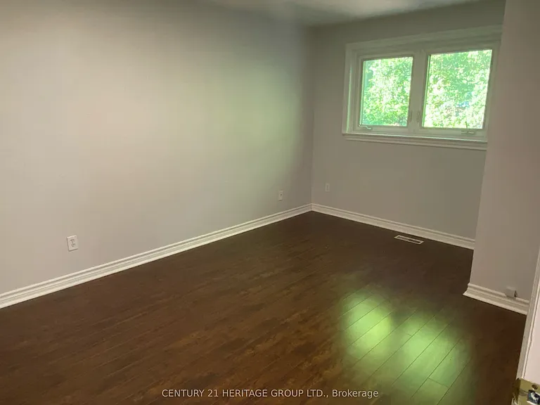 779 Greenfield Cres #MAIN — Photo 10