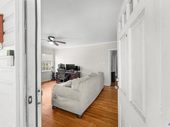 4th image of 3 Edgemont Dr