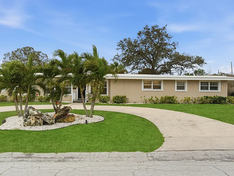327 Sunny Ln — Photo 28