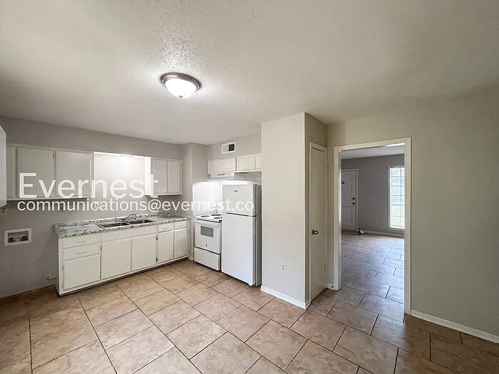 8044 Oakbrook Dr — Photo 4