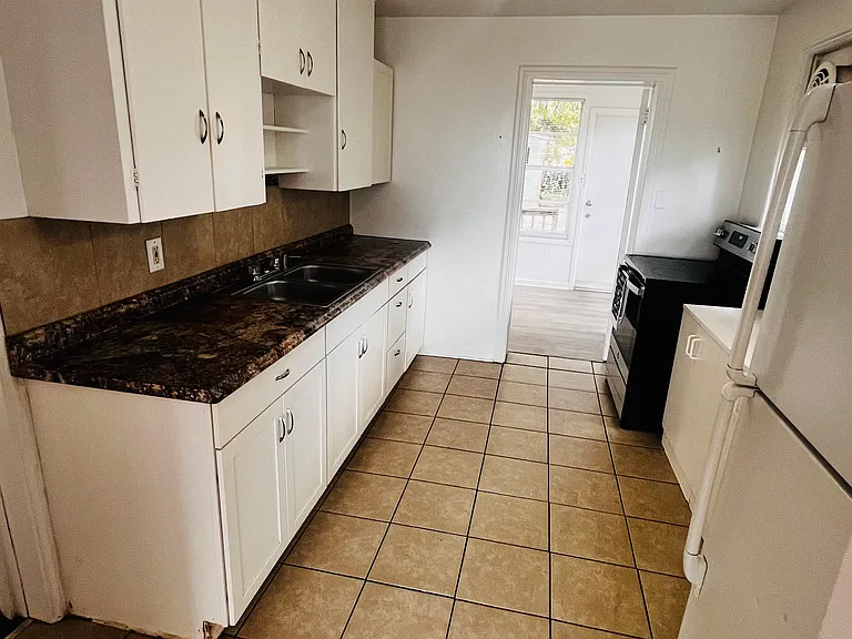 222 N Frederick Ave — Photo 6