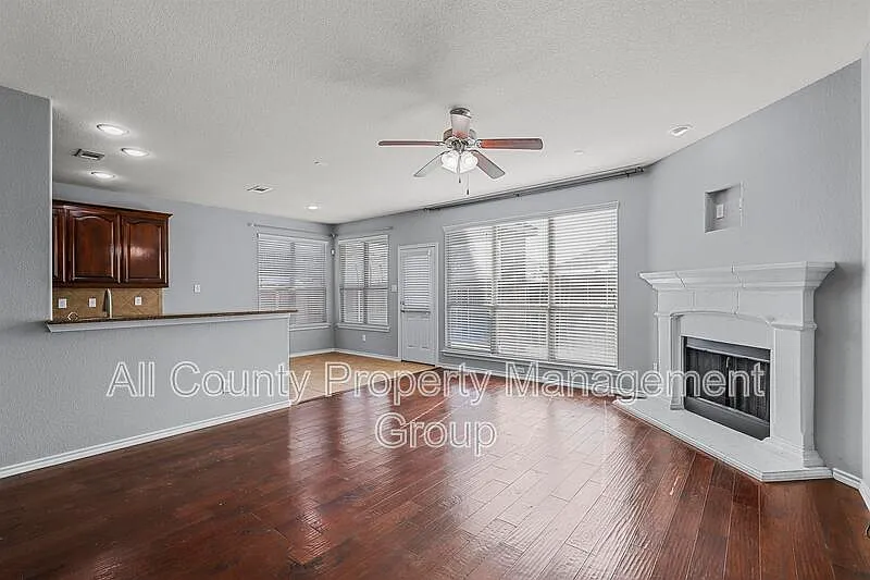4 bed, 2.5 bath, 2439 sqft, $2,550 — Photo 4