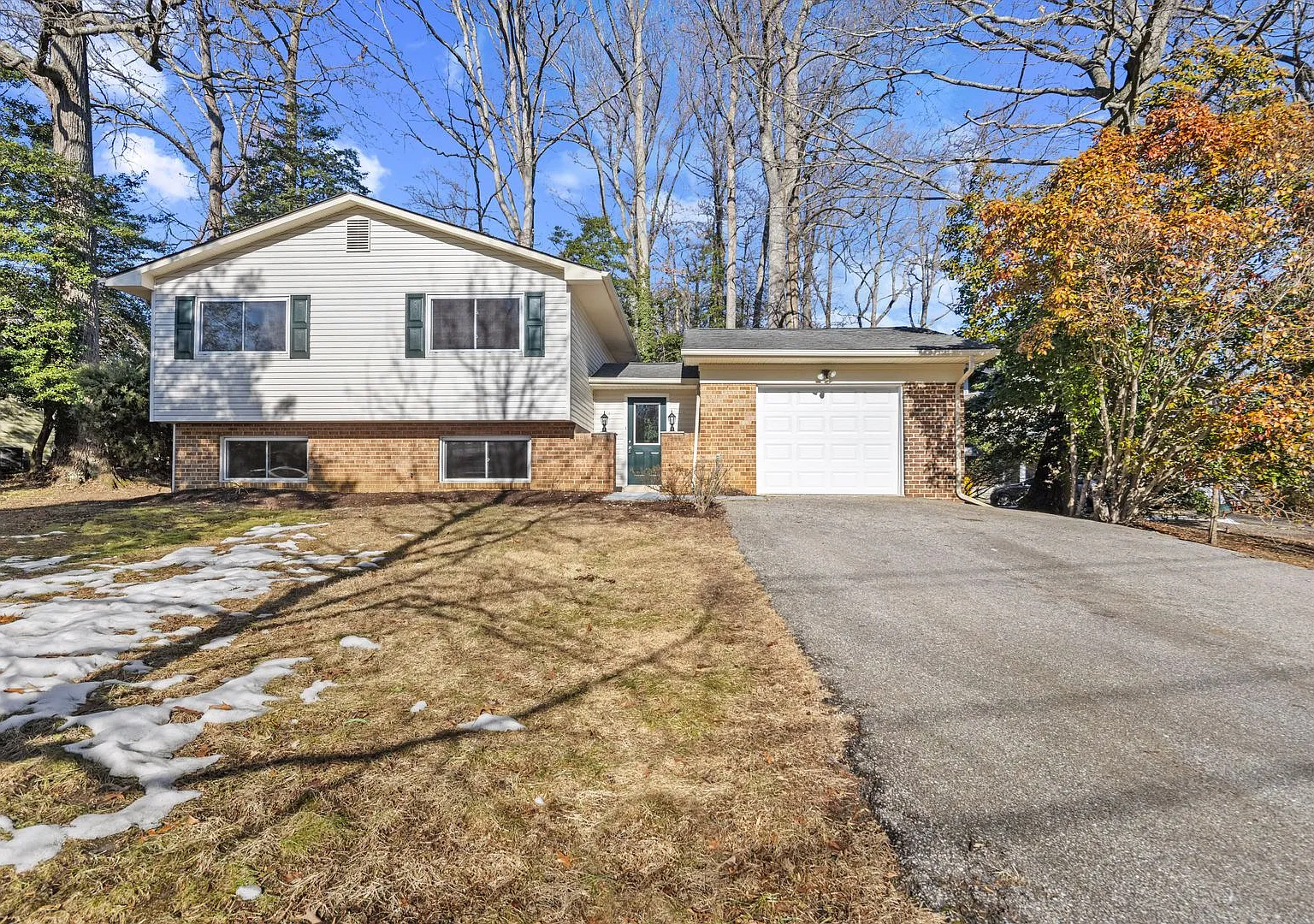 Ready for move in! Home in water privileged Hillsmere! — Photo 4