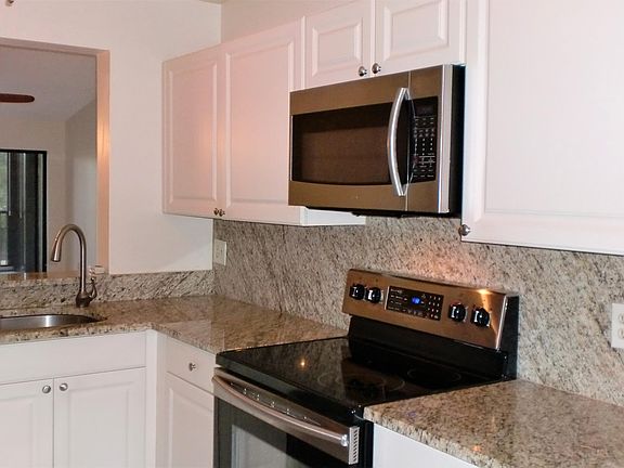 3rd image of 5121 Oak Hill #424